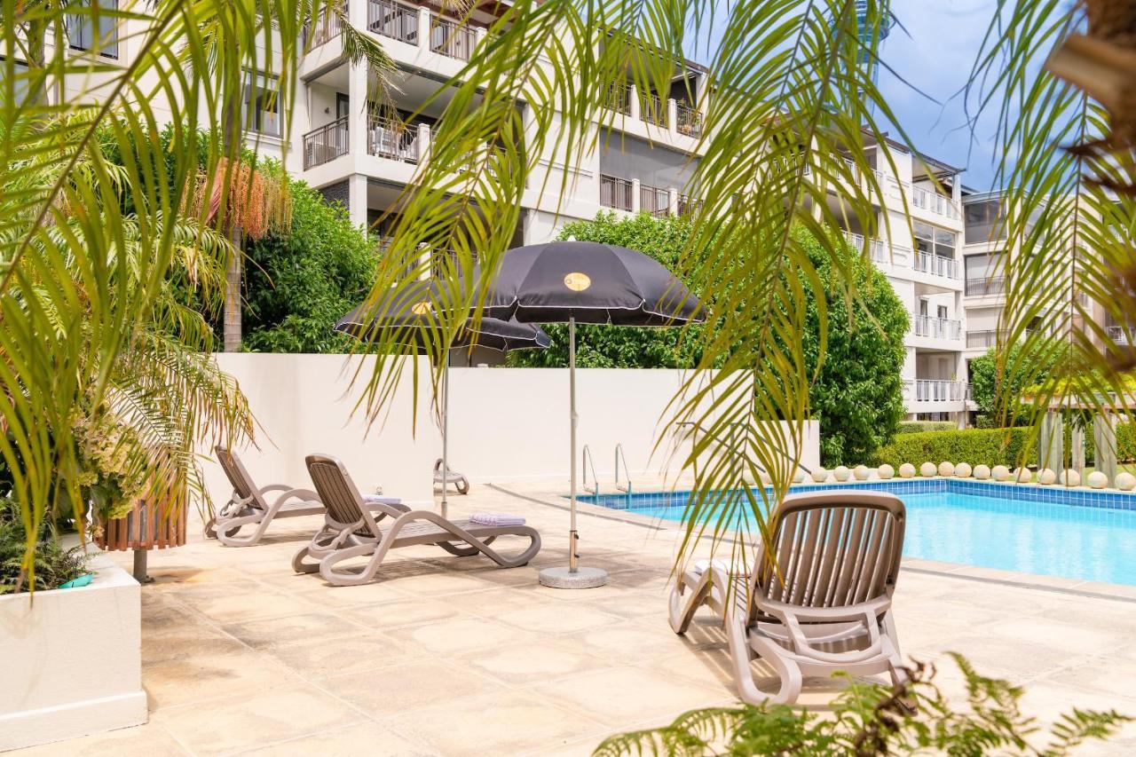Отель Ohtel Окленд Экстерьер фото Pool at the hotel
