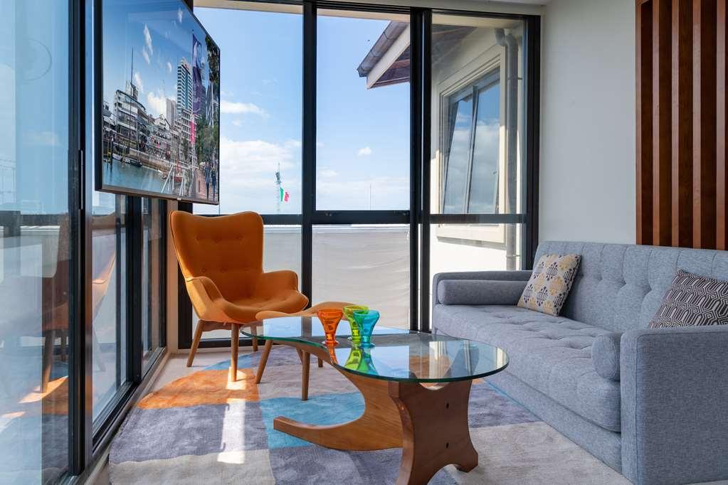 Отель Ohtel Окленд Номер фото A living room with a view of the city