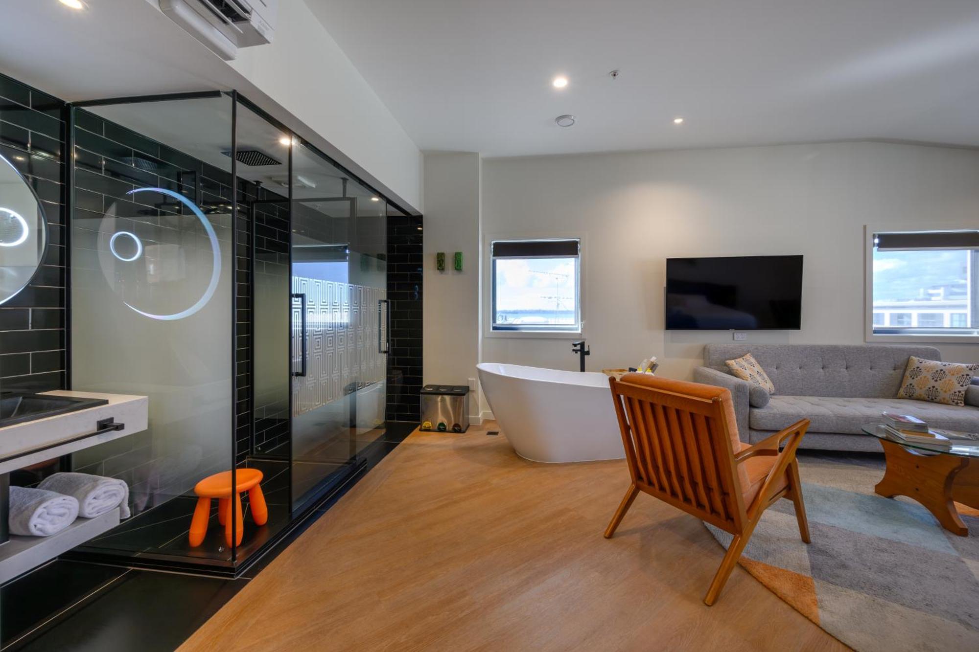 Отель Ohtel Окленд Экстерьер фото A modern bathroom with a freestanding bathtub