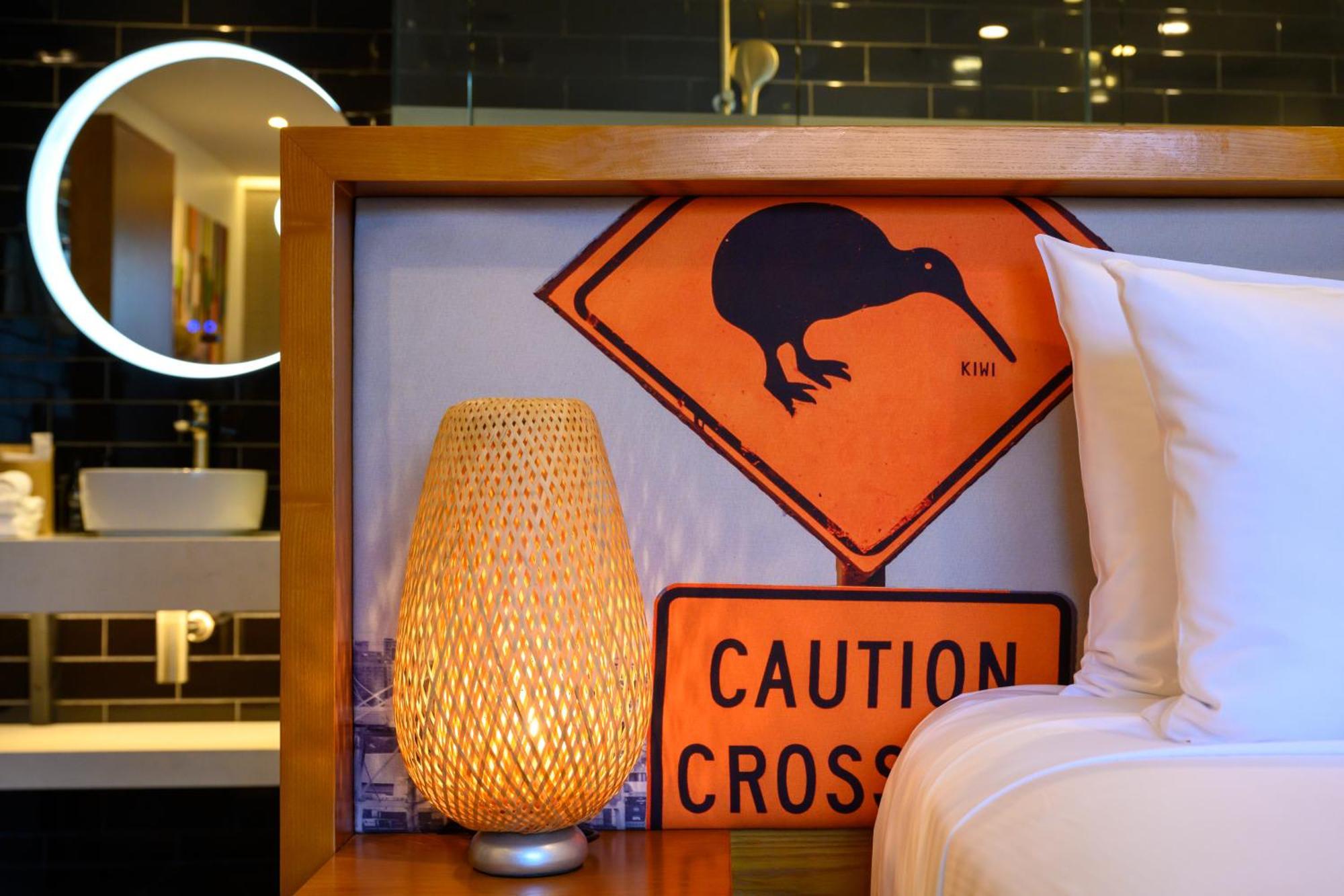 Отель Ohtel Окленд Экстерьер фото A warning sign for kiwis