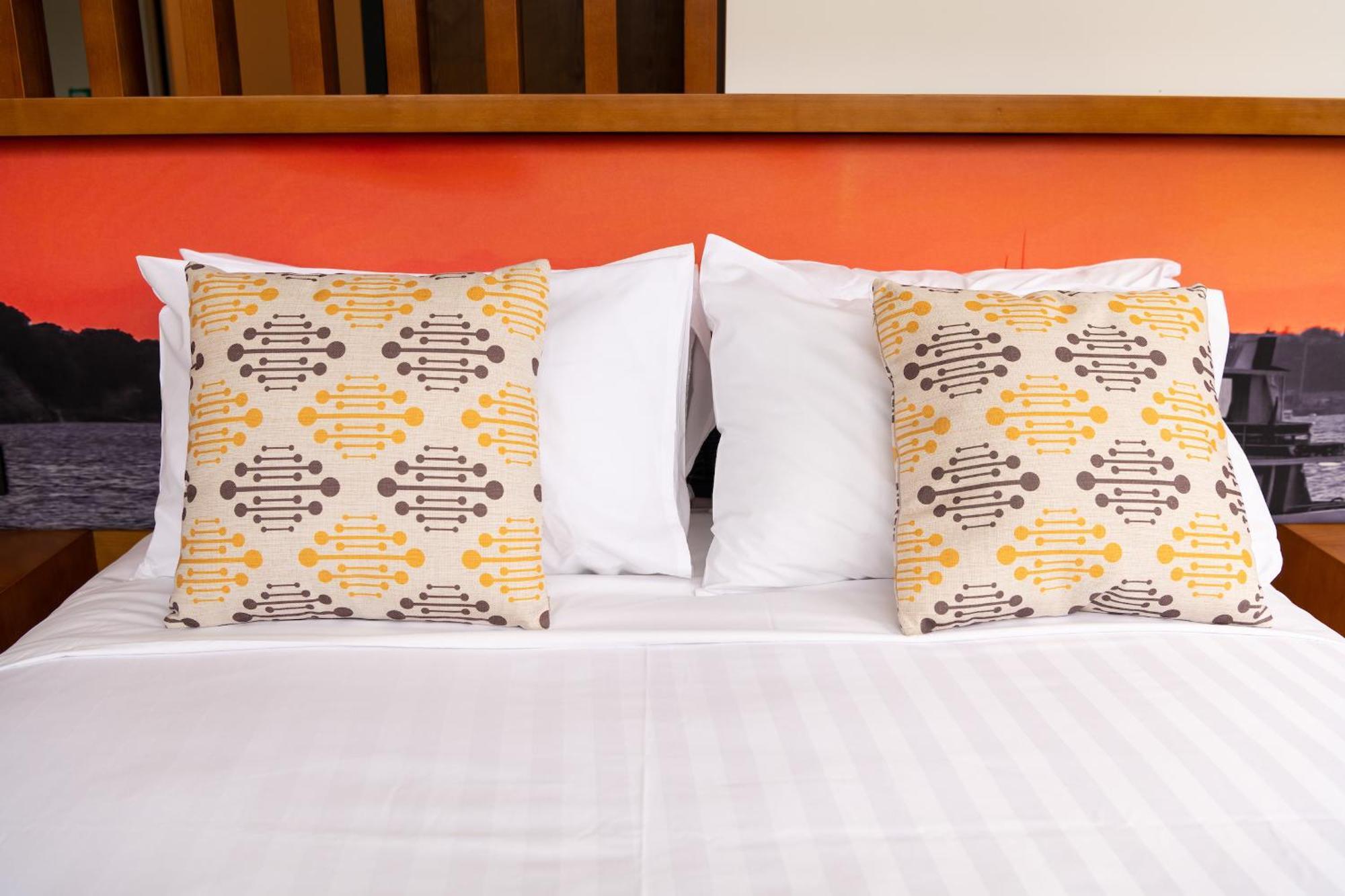Отель Ohtel Окленд Экстерьер фото Two cushions on a bed