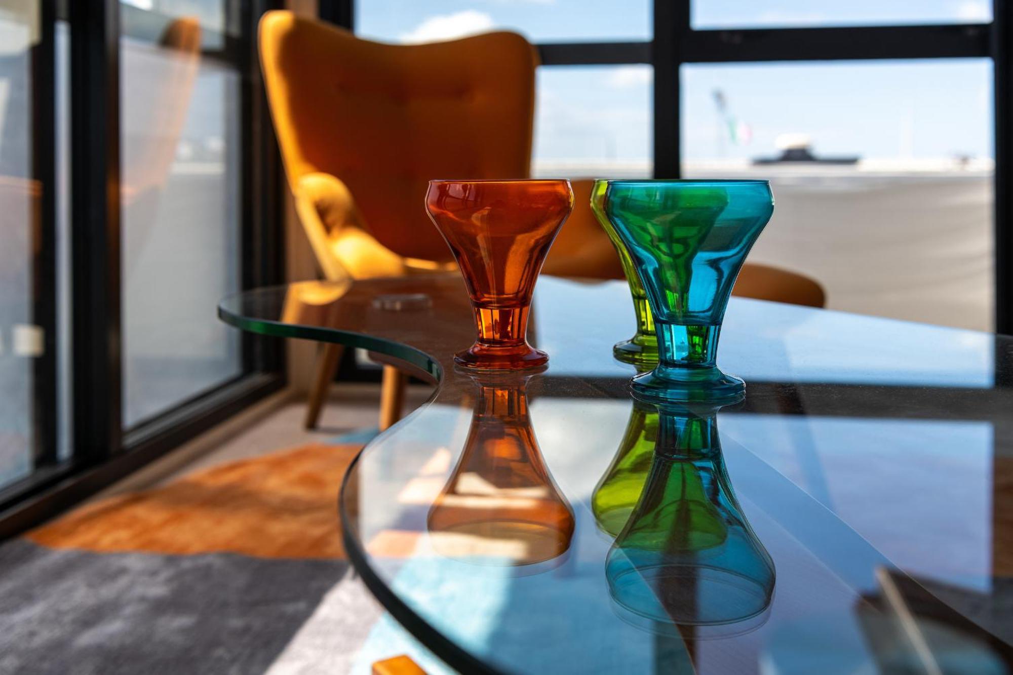 Отель Ohtel Окленд Экстерьер фото Vases by the artist